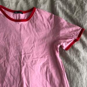 En rosa T-shirt från zara med röda detaljer, superfin passform och så fin kombo!