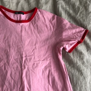 Rosa/röd tröja - En rosa T-shirt från zara med röda detaljer, superfin passform och så fin kombo!