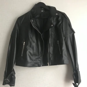 Skinnjacka  - Croppad skinnjacka i storlek S! Aldrig använd! 