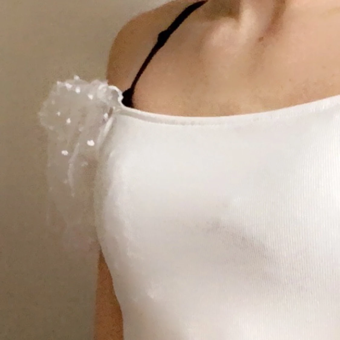 Vit topp med puffiga mesh axlar