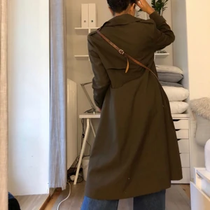 Vintage höstkappa - En superfin mörkbrun vintagekappa, perfekt för hösten!🍂❤️  Den är rätt tunn men fodrad, utsvängd vid höften och i jättefint skick! Passar storlek M/L. Pris kan diskuteras och köpare står för frakten :)