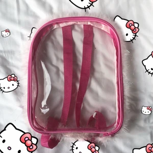 Genomskinlig ryggsäck🤍 - Genomskinlig ryggsäck med rosa fluff✨ (köparen står för frakt📦) BETALNING SKER VIA SWISH