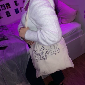 Tygkasse bratz - 🦋BRATZ TOTE BAG🦋 Pris:150 kr Mått: 38x42 cm En tunn & ekologisk tygkasse med en blingig Bratzlogga! Superhäftig med en nostalgisk känsla✨ Glitterstenarna är fastlimmade med ett värmeverktyg av mig! Hör av dig om du vill ha tex video på hur blinget glitrar