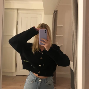 Svart kofta - Svart kofta från Collusion, knappt använd. Frakt tillkommer på 44kr :)