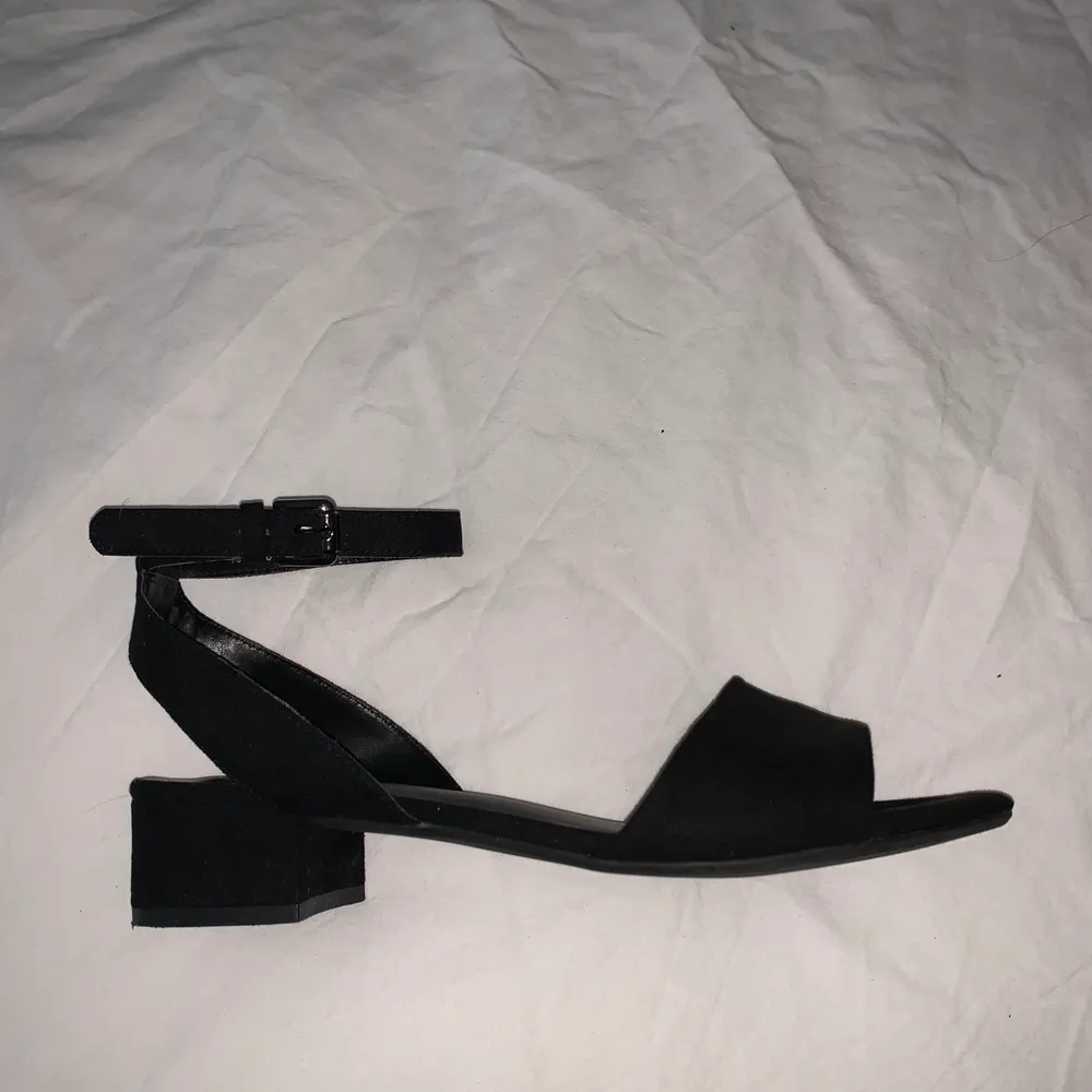 Ett par svart lågklackade skor som endast använts 1 gång. Storlek 40 men känns som en 39. Säljer för 120kr +frakten inkluderad i priset💫kontakta mig för fler bilder💫. Skor.