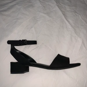 Skor - Ett par svart lågklackade skor som endast använts 1 gång. Storlek 40 men känns som en 39. Säljer för 120kr +frakten inkluderad i priset💫kontakta mig för fler bilder💫