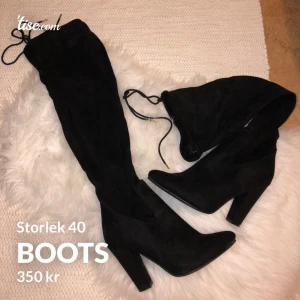 Boots EU 40 - Höga boots med snörning upptill så att skorna inte åker ner. Använda fåtal gånger, väldigt bra skick! Storlek 39-40. Pris kan diskuteras.