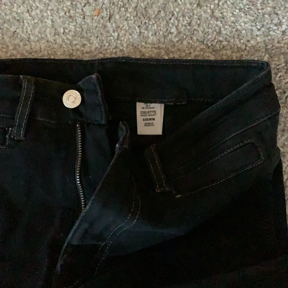 Svarta högmidjade culotte byxor från h&m. Bra skick. Storlek 34. . Jeans & Byxor.