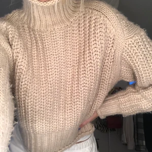 Stickad tröja  - Varm, mysig stickad tröja från H&m. Nypris 249kr. Storlek XS. Kan även frakta!