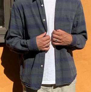 Our Legacy skjorta - En skjorta från Our Legacy inköpt på Herr Judit för typ 500kr. Perfekt passform imo. Jag är 177 och den är rätt boxy men ändå inte för oversized. Tar såklart emot bud och bara fråga om mer info önskas!