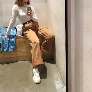 Byxor!! - Säljer dessa asballa byxor från Zara då dem inte kommer till användning längre. Passar mig som är storlek S💕💕