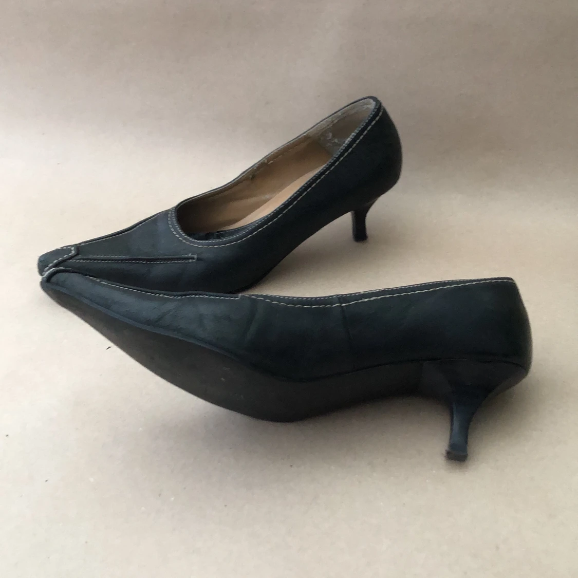 Rockiga myggjagarpumps i svart skinn, 50-talsstil - 90