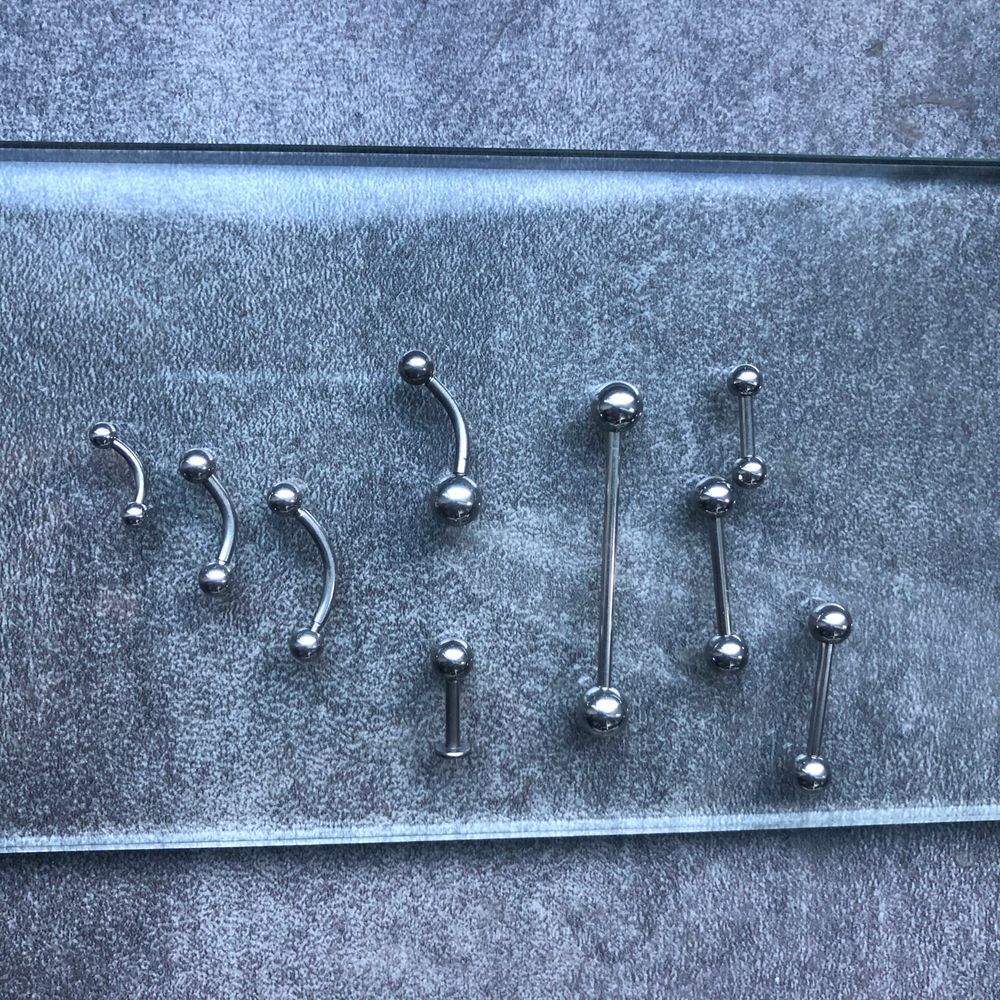 Piercingsmycken från laboro lagret. Finns alla möjliga typer av smycken. Hör av dig vad du söker! Piercing smycken för öra, tunga, näsa, ögonbryn, läpp, hand, arm, fotled och mycket fler. I matrial som titan, kirurgiskt stål och i äkta silver! . Accessoarer.