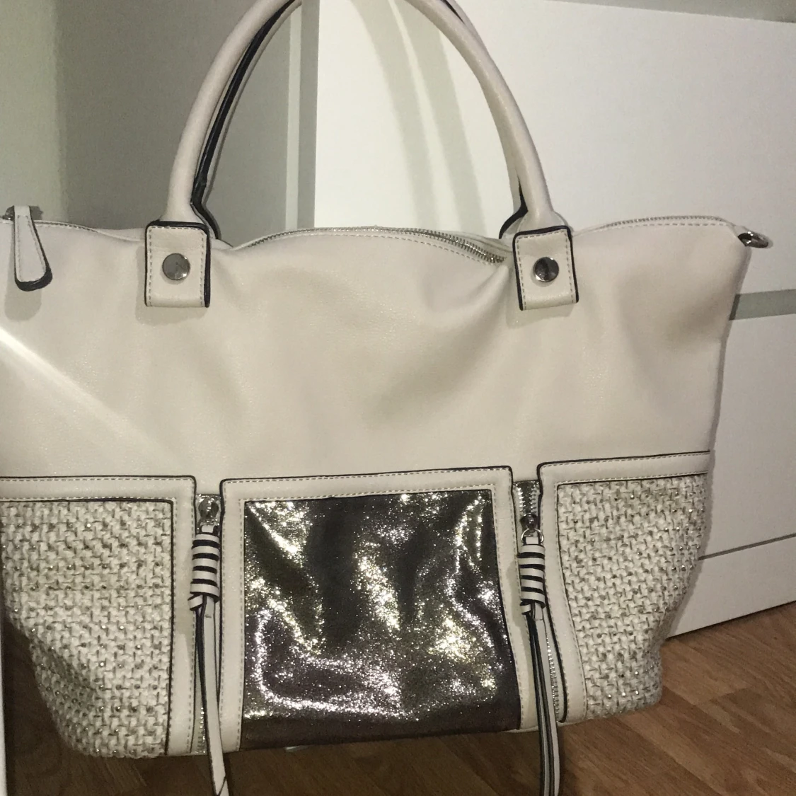 En beige handväska  - 90