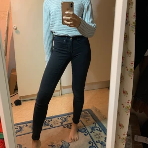 Jeans - Svarta jeans från Gina tricot i modellen ”Alex” den är i storlek S och använd skick! 