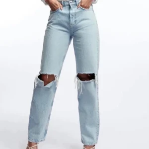 Gina Jeans - Snygga Gina jeans! Köpt av en tjej på plick tyvärr köpte jag fel storlek... hennes bild🥰  bud på 400. BUDA tills att ingen är villig att lägs högre bud. Öka med minst 20kr