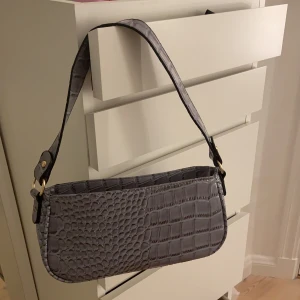 Väska från shein  - Säljer min helt nya krokodilmönstrade väska från shein! 