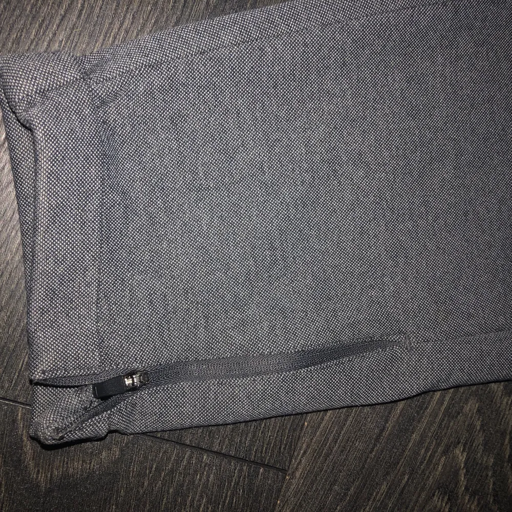 Gabba kostymbyxor med liten dragkedja nertill, köpta från jeansbolaget för 999kr bra skick.. Jeans & Byxor.