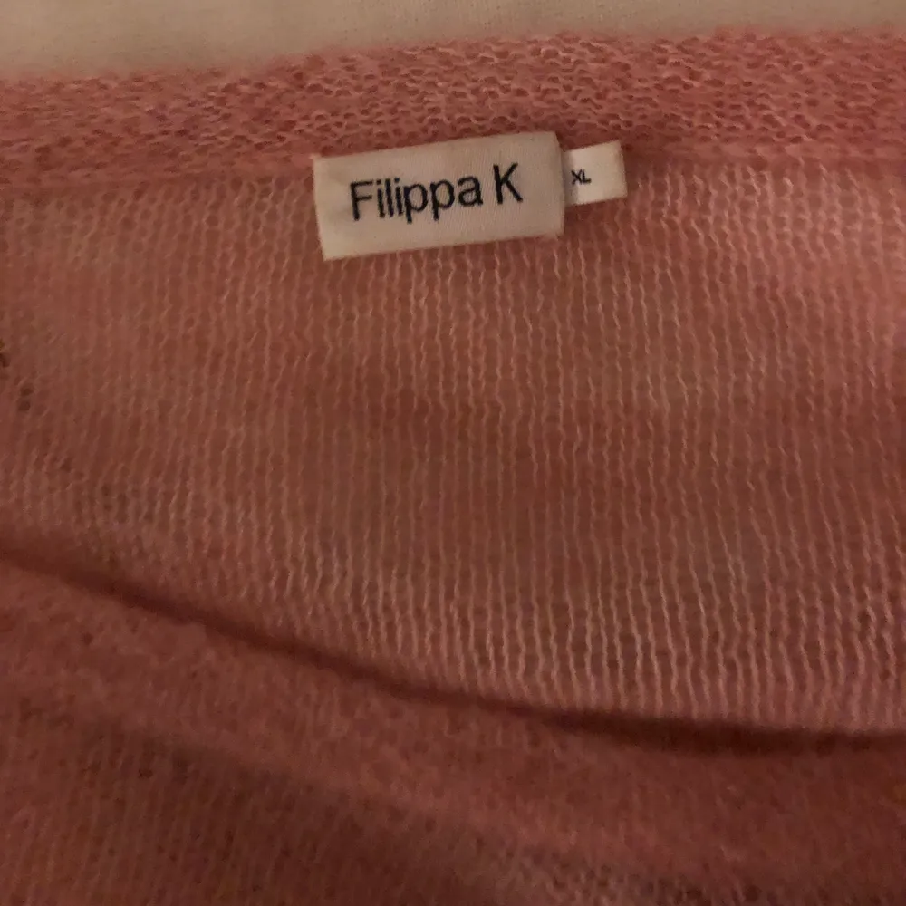 Säljer denna cashmere t-shirt från Filippa k. T-shirts.