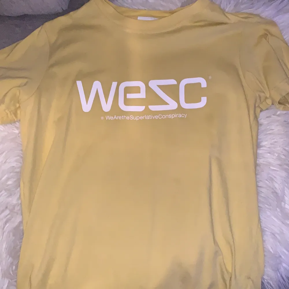 Gul WeSC T-shirt med tryck på framsidan. Använd fåtal gånger.. T-shirts.
