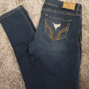 Jeans från hollister i nyskick - Jeans från hollister, endast använda fåtal gånger. Storlek 27/33 stretchigt material. Passar en s-m.
