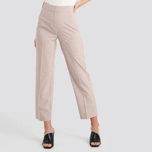 Rosa kostymbyxor - Rosa rutiga kostymbyxor från nakd i strl 38(små i storlek så passar 36 också). Dragkedja + knapp innanför byxorna för att stänga. Köpta i somras och sparsamt använda. Möts i Stockholm eller så betalar köparen frakten