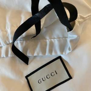 Gucci dustbag i silkes material. Aldrig använd och i perfekt skick. Passar att använda för att organisera med eller skydda sina ömtåliga klädesplagg eller väskor. 23 cm hög och 28 cm lång. 