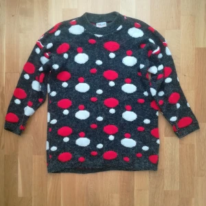 Vintage stickad tröja 💥💥💥 - Beautiful vintage sweater bought in Ireland/Dublin originally. Very artistic !!! It's about 75cm long and 57x2cm wide. 80%acrylic and 20%nylon. Made in England.