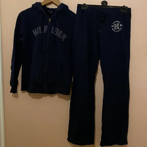 Tommy Hilfiger mjukis kläder - Tommy Hilfiger mjukis kläder, använda, syns lite mer på byxorna men super fina. Inköpta i USA. Det är flera som är intresserade så skriv vad ni kan tänka er ge! Kan frakta (köparen står för frakten).