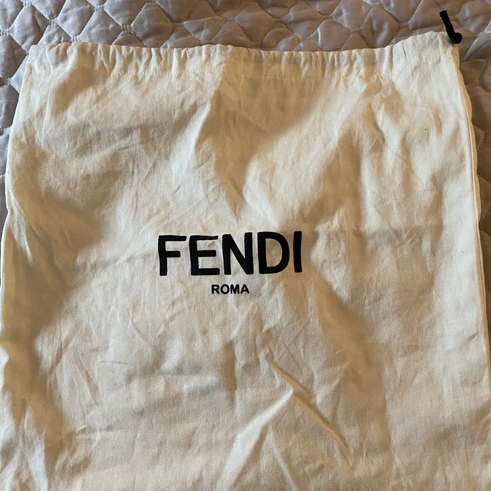 Fin Fendi dustbag, som aldrig är använd. Perfekt att ha som förvaring. 38cm hög och 40 cm bred. . Väskor.