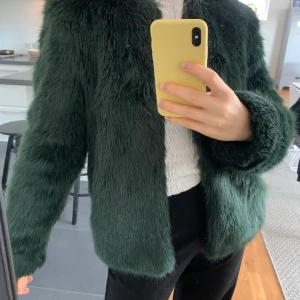 Jacka från Bershka  - Grön fakepäls jacka från Bershka, använd fåtal gånger. Storlek XS passar en S också.