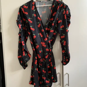 Klännning från Gina tricot  - Klänning med körsbär 🍒 