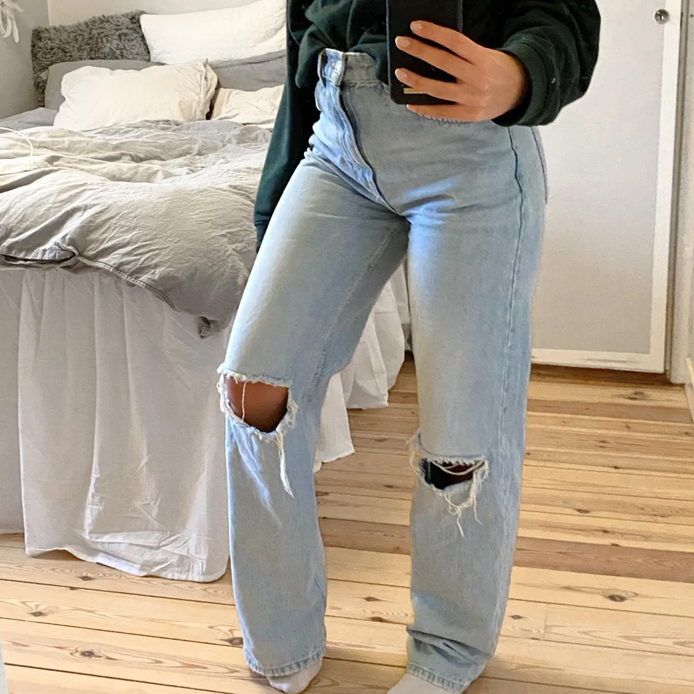 Säljer dessa skitsnygga jeans från Gina som är helt slutsålda. De är lite för långa på mig som är 160, men det beror på hur långa man vill ha dem. Köptes för 599kr.. Jeans & Byxor.