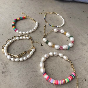 Armband - ARMBAND🦓 Låsen och kedjorna är guldpläterade och såklart äkta sötvattenpärlor🌟 