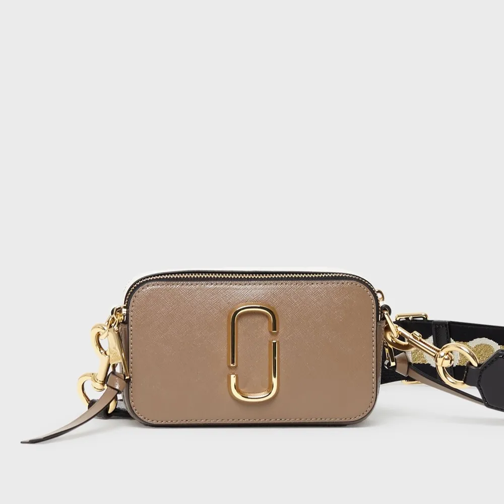 Snygg väska med avtagbar rem från Marc by Marc Jacobs. Obetydligt använd. . Väskor.
