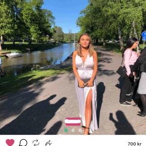 Balklänning från DM retro - Från DM retro som jag köpte på plick men som jag tyvärr inte fick använding av pga inställd bal, därav använd 1 gång. Den hade tre lösa trådar (se bild 3) när jag fick den, men det är knappt något som syns. Banden går att knyta på olika sätt fram o bak. Skriv gärna vid intresse så kan man få fler bilder 🌟 Nypris: 1299kr (1a & 2a bilden lånad av hon jag köpte den av, hon är 162 cm men den passade även mig som är 169 + klackar) 