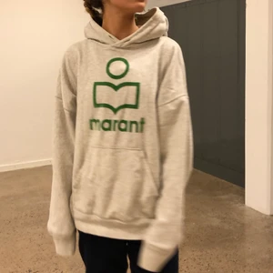 Isabel marant hoodie - Säljer min fina isabel marant hoodie i storlek 36/38 (ungefär som en medium)! Orginalpriset var 2795kr och är köpt på NK Stockholm, kontakta mig om du du är intresserad💖 snöre finns med också!