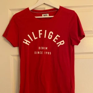 Tommy hilfiger t-shirt  - Röd t-shirt från Tommy hilfiger, aldrig använd. Fraktkostnad tillkommer