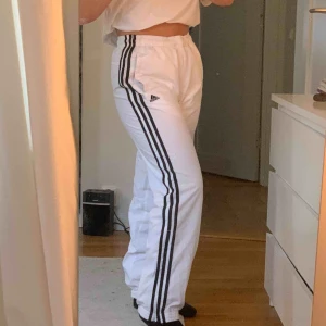 Adidas ”prassel” byxor - Skitsnygga och så sköna ”prassel”byxor från Adidas, köpta på myrorna. Använda av mig endast en gång. Dem passar även M. När ja köpte dessa var det ett litet hål i som knappt syns. Kontakta för fler bilder!❣️köparen står för frakt