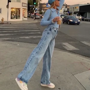 Visa jeans  - Säljer dessa sjuuukt snygga jeans från Zara, otroligt fina, helt nya, dm för fler bilder! Frakt tillkommer på 66 kr! Buda!!!❤️❤️❤️ jag är 167 och de är perfekta