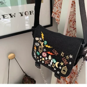 Så cool Zadig Voltaire väska!💕 - Funderar på att sälja min supercoola och unika Zadig Voltaire väska💕väskan är aldrig använd och i nyskick, den köptes för ca 4000kr💕den är i nyskick och köptes för någon månad sen! Skirv vid frågor, OBS lånade bilder kan skicka egna vid intresse💕