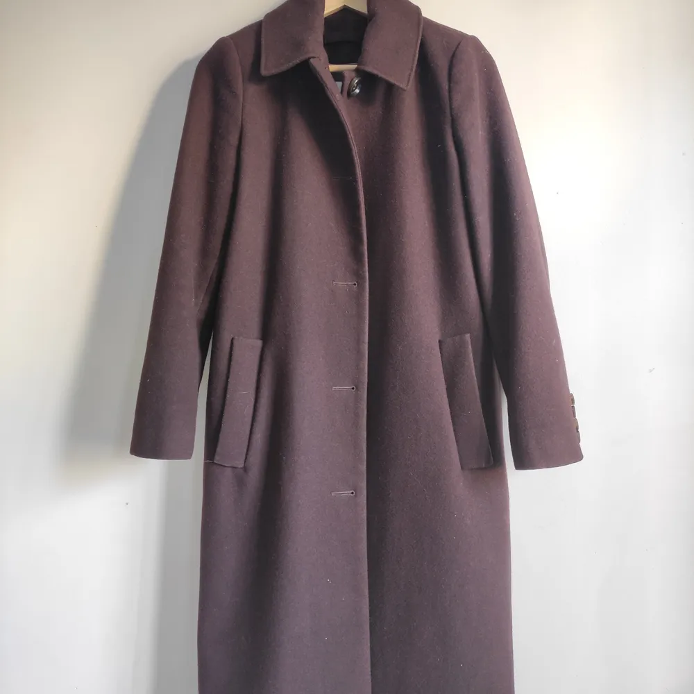 Hi ! It is a long winter jacket that comes from France.  I am 1m66 and it reaches me a little below the knees.   It keeps you warm and comfortable, it is new, there are two pockets, buttons to close it and also buttons on the sleeves.  It is a size S (EUR) / XS (USA). I sold it for 900KR, it is of very good quality.. Jackor.