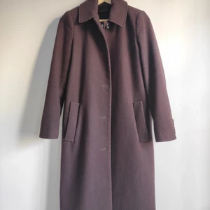 Long winter jacket of France - Hi ! It is a long winter jacket that comes from France.  I am 1m66 and it reaches me a little below the knees.   It keeps you warm and comfortable, it is new, there are two pockets, buttons to close it and also buttons on the sleeves.  It is a size S (EUR) / XS (USA). I sold it for 900KR, it is of very good quality.