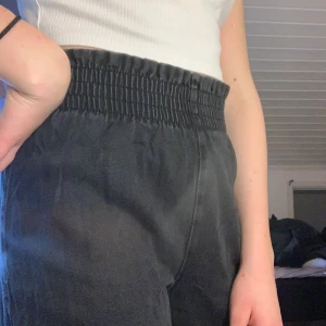 Jeans med resor - Svarta vida jeans mer resor i midjan, skitsnygga men kommer aldrig till andvändning