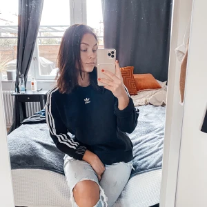 Adidas jumper  - Adidas tjocktröja utan Luva. Svinskön och bra kvalite som alltid med adidas. Växt ur min stil och använder ej. Lite oversized. Köparen betalar frakt