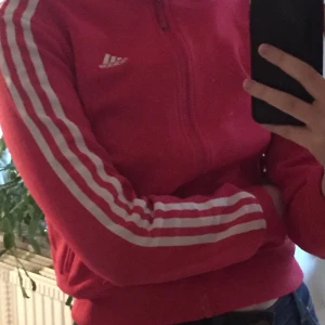 adidas  - jättefin röd adidas zipup!! tröttnat på den och pga det säljer jag ☃️☃️ fattar inte riktigt storlekslappen men jag har liten M/s, skulle säga att den passar xs/s/liten m :) hör av er vid frågor!! om föer är intresserade blir det budgivning 🦋