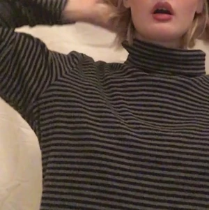 Turtleneck - En grå/svart randig turtleneck i st 2