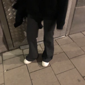 Utsvängda kostymbyxor - Gråa Utsvängda kostymbyxor från Zara köpta förra vintern, jag är 174 och dem är bra längd på mig, så passar för folk som är lite längre alternativ att man syr upp dem, stretch så dem passar 36-40