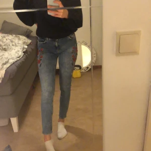 Zara jeans med blommor strl 34 - Fina jeans från zara i bra skick i storlek 34/Xs. Köpare står för frakt.