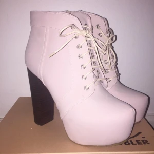  - • Klackar från Scorett 
• Aldrig använda 
• Storlek 37
• Mycket bekväma att gå i